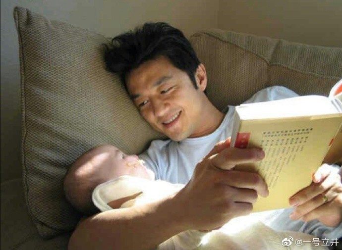 李亚鹏|李亚鹏公开李嫣婴儿时期照片，刚做完第一次手术嘴唇还贴着胶布