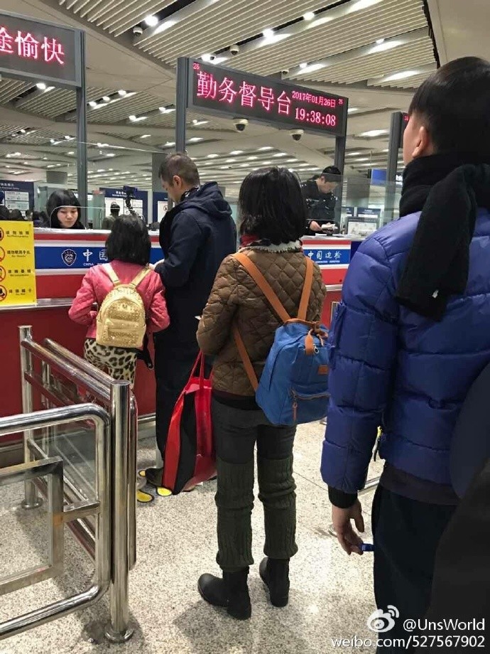 李亚鹏|李亚鹏公开李嫣婴儿时期照片，刚做完第一次手术嘴唇还贴着胶布