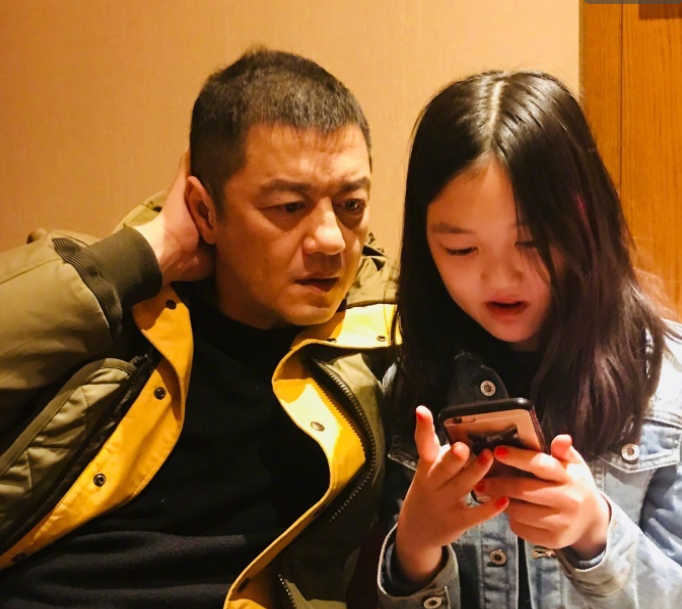 李亚鹏|李亚鹏公开李嫣婴儿时期照片，刚做完第一次手术嘴唇还贴着胶布