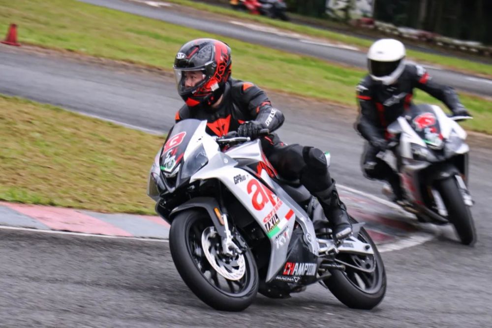 这个磨膝过弯是真的"辣"!