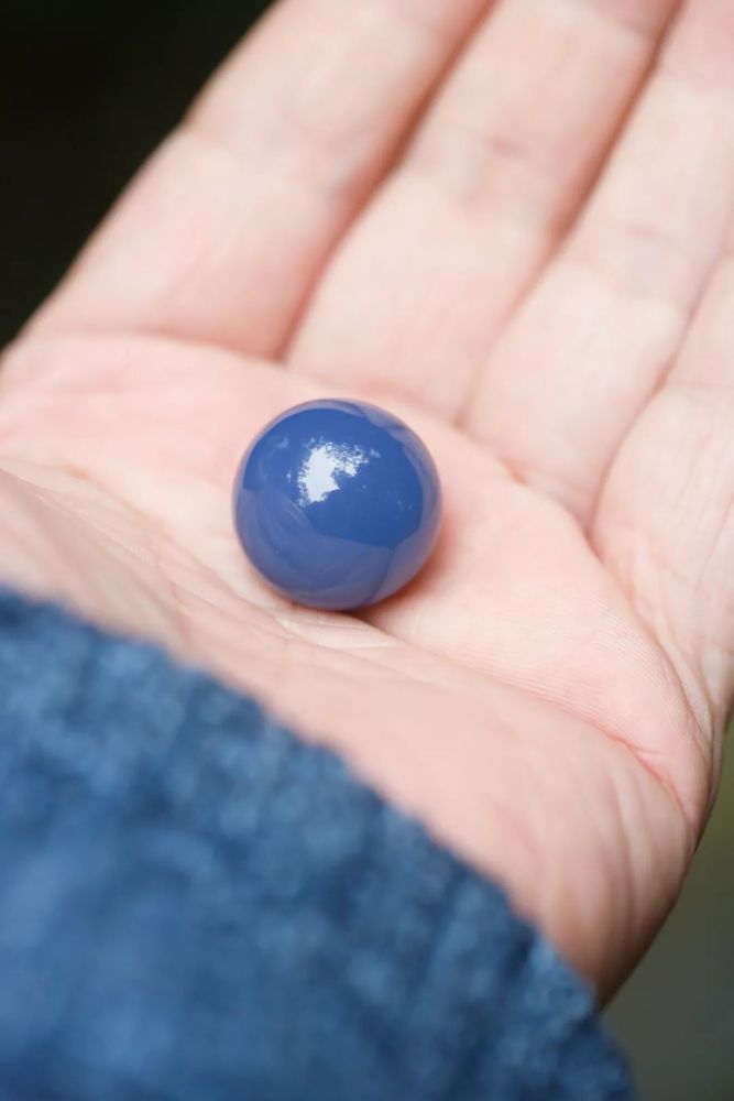 今天有位同学看到了一颗我的蓝色玛瑙,我和她分享说,当时我就是被这个