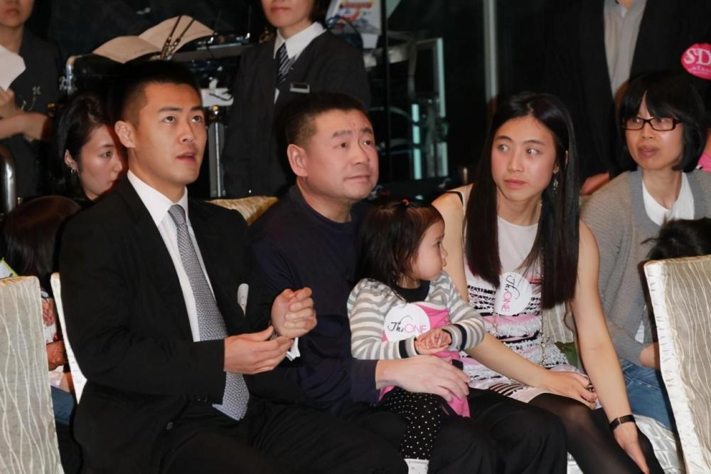 吕丽君|曝吕丽君子女被踢出家族基金，名下零资产，女儿18岁生日提及父亲一脸失落