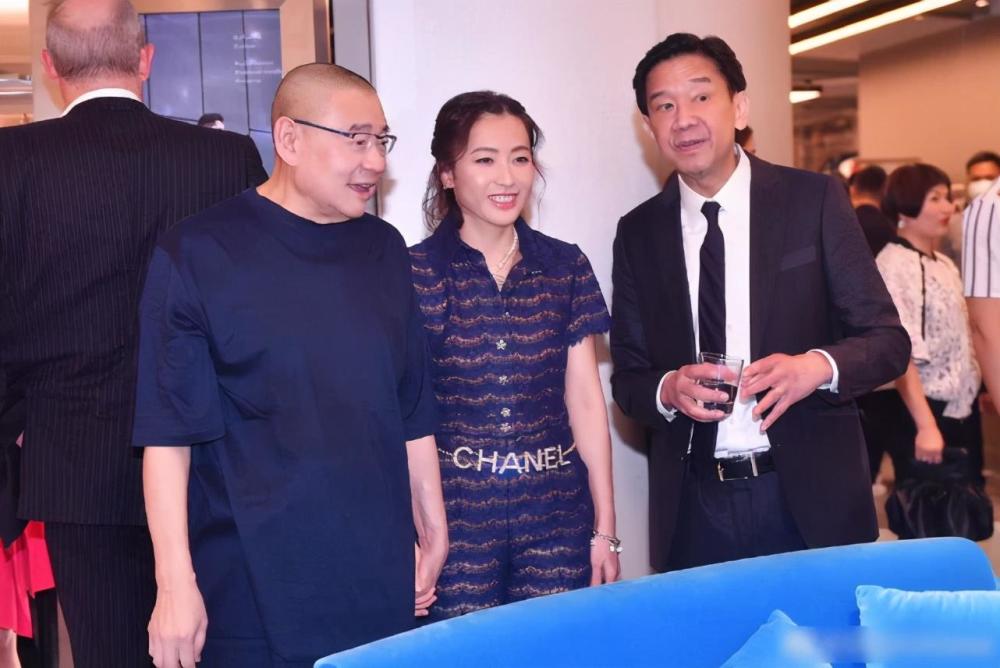 吕丽君|曝吕丽君子女被踢出家族基金，名下零资产，女儿18岁生日提及父亲一脸失落