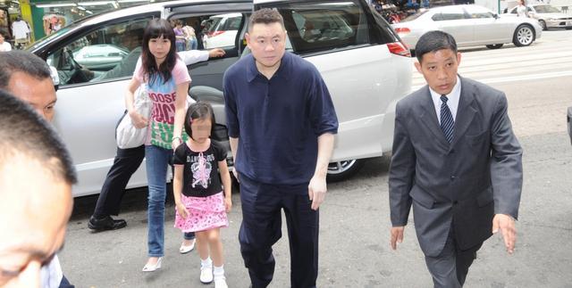 吕丽君|曝吕丽君子女被踢出家族基金，名下零资产，女儿18岁生日提及父亲一脸失落