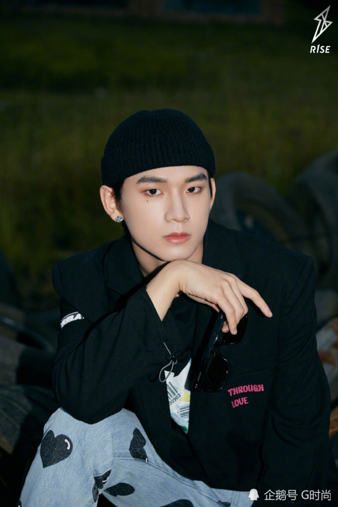 姚琛节目造型身穿黑色外套搭配心型印花长裤赛车手姚琛酷飒上线