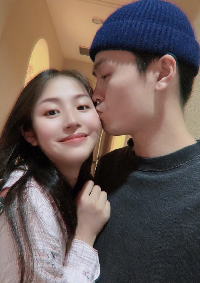 宁桓宇当爸后首晒全家福与老婆甜蜜亲吻儿子小七表情包丰富