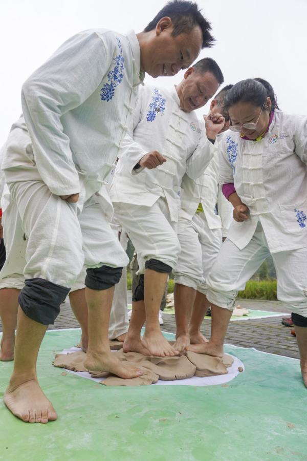 10月19日,参赛选手正在踩泥挑战赛中.新华社记者 周密 摄