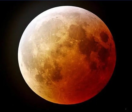 月球|月球生锈了，正在慢慢变红，是地球害的它？