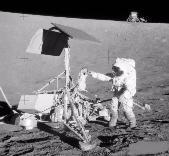 月球|月球生锈了，正在慢慢变红，是地球害的它？