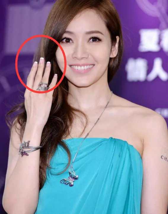 昆凌深夜发自拍,疑似内涵侯佩岑,放大照片后信息量太大