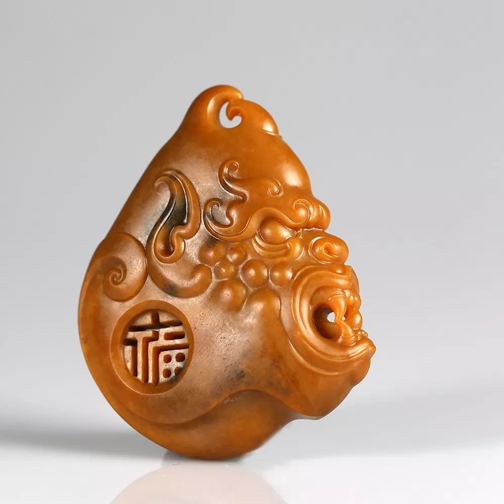 黄沁籽料--韩庆龙作品《斗战胜佛》甚至一些稍带僵气的沁料,本身玉质