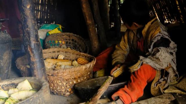 尼泊爾山區窮人的生活住木棚穿著破舊的衣服第一次見這麼窮的