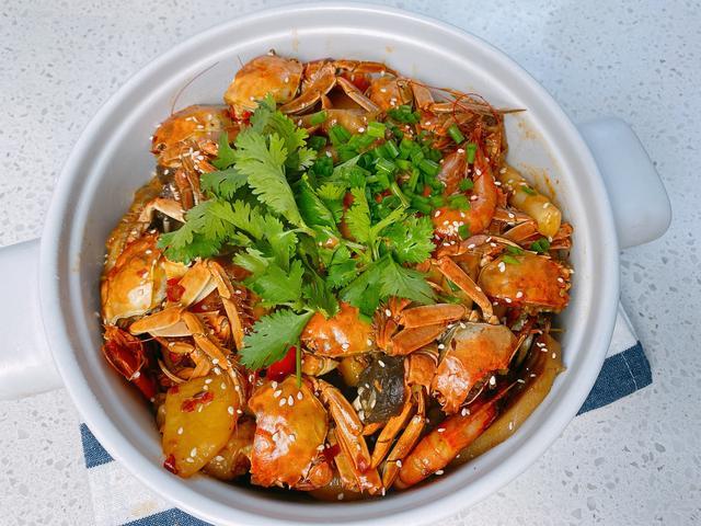 这样做出来的肉蟹煲味道不输店里配菜随意搭配蟹肉鲜嫩入味