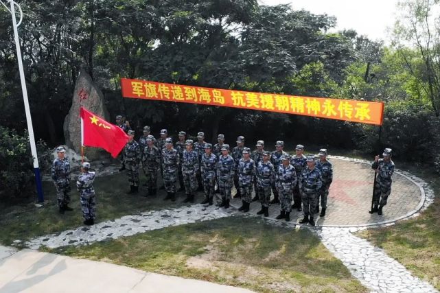 官兵們不畏寒風,組織軍旗傳遞儀式,輪番上臺講述抗美援朝故事.