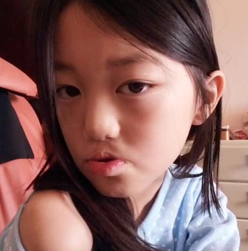 李嫣|李嫣终于又晒正脸照！她嘴巴和普通孩子一样了，染回黑发变乖巧