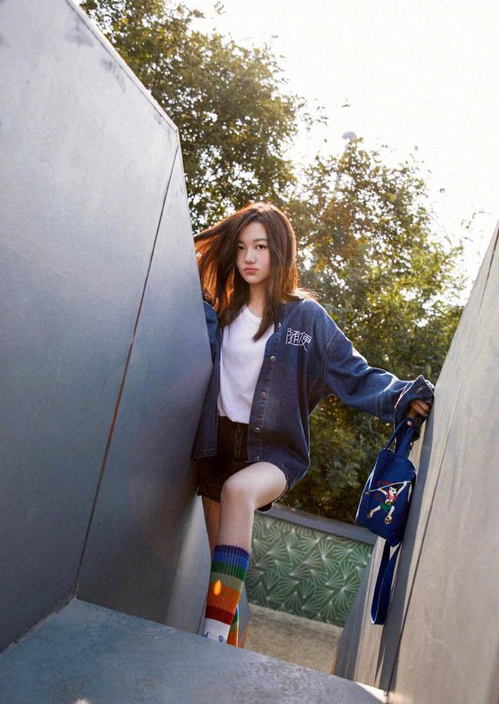 李嫣|李嫣终于又晒正脸照！她嘴巴和普通孩子一样了，染回黑发变乖巧