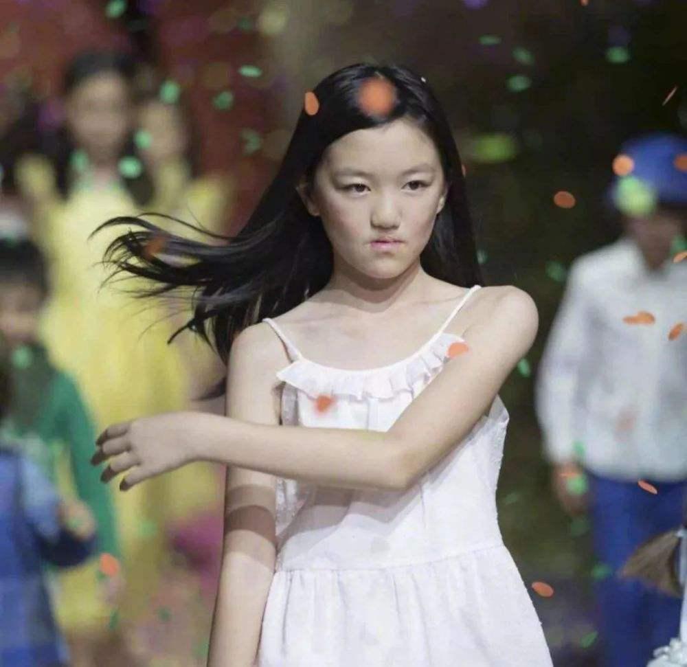 李嫣|李嫣终于又晒正脸照！她嘴巴和普通孩子一样了，染回黑发变乖巧