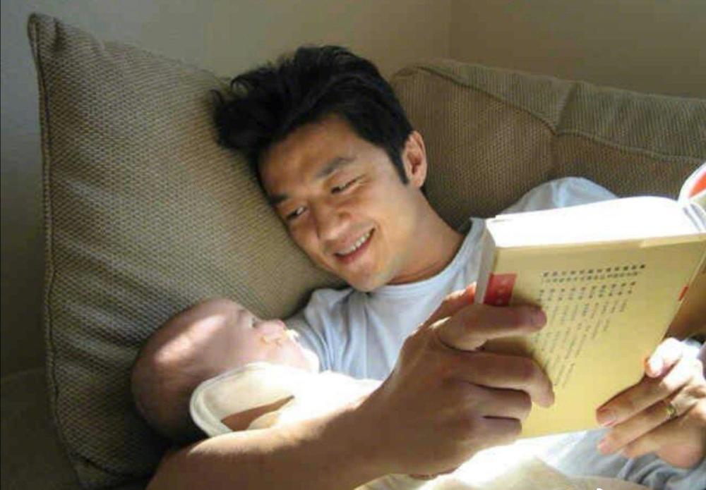 李嫣|李嫣终于又晒正脸照！她嘴巴和普通孩子一样了，染回黑发变乖巧