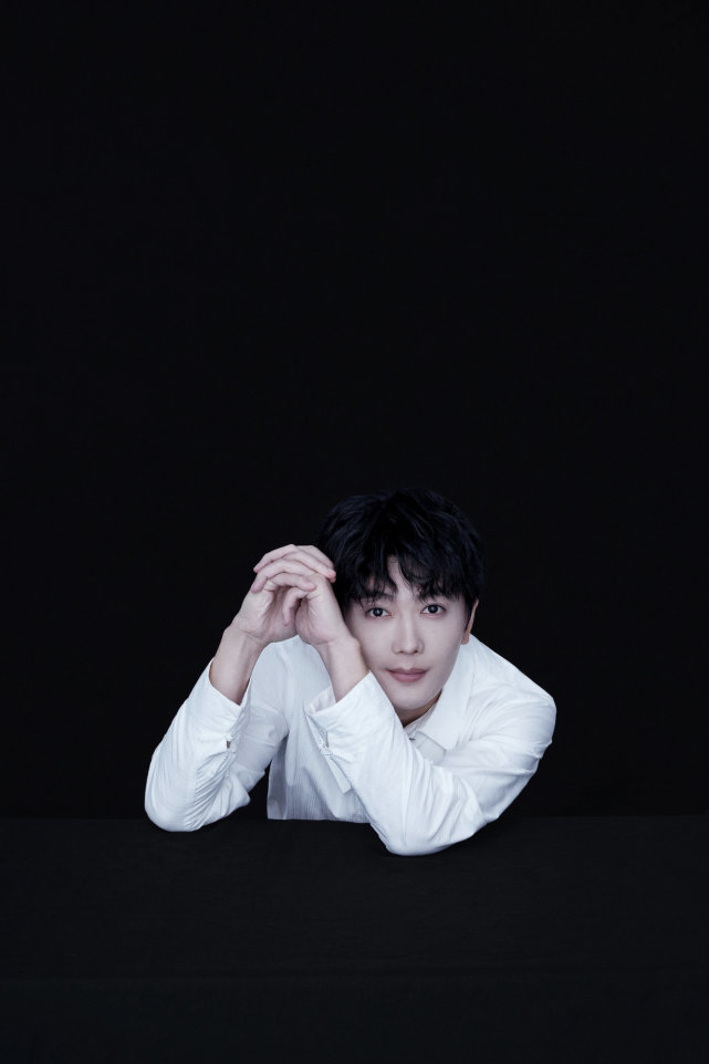 李亭哲新剧青春追梦人开机白衬衫写真魅力十足