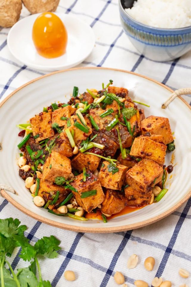 皮蛋炸到外皮酥脆,里层却仍然流心绵密,此时和豆腐搭配炒到香,再淋入