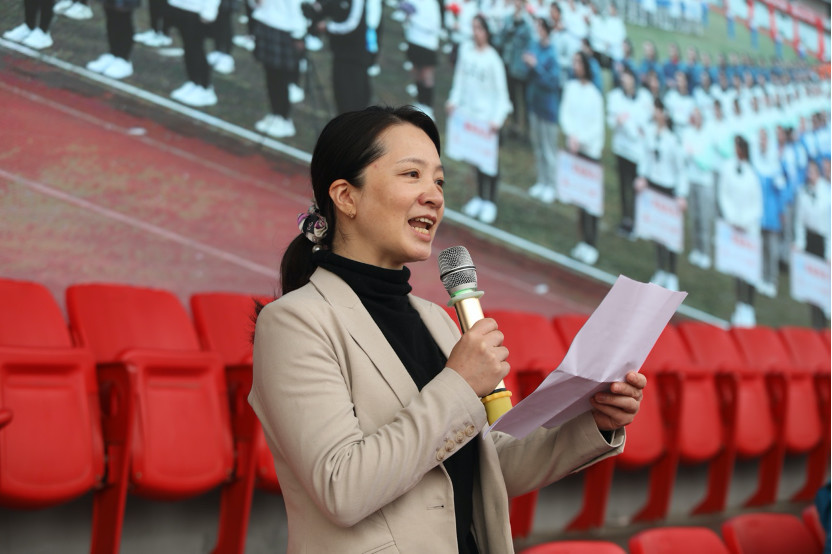 卢艳老师主持开幕式运动员代表发言宣誓唐新红校长致辞唐新红校长对本