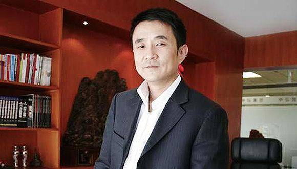 北京|他20岁来北京，囤六百亩地赚50亿，欠700亿后去香港泡女星