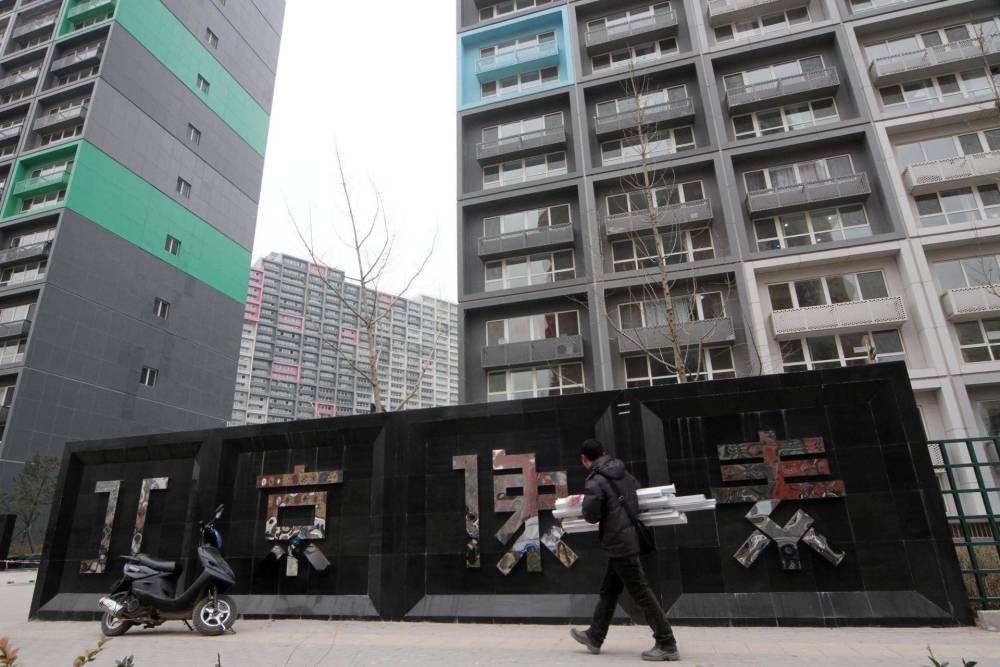 北京|他20岁来北京，囤六百亩地赚50亿，欠700亿后去香港泡女星