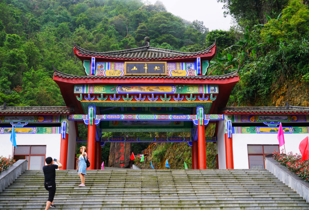 北帝山旅游区位于广西贵港市平南县大鹏镇,位于大瑶山南麓,森林覆盖率