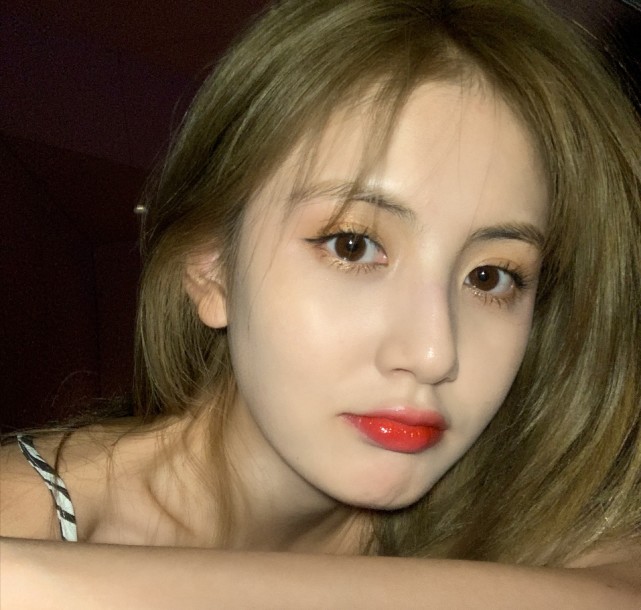 amy姐厚着脸皮讨好王思聪夸对方睿智有亲和力想蹭流量出道