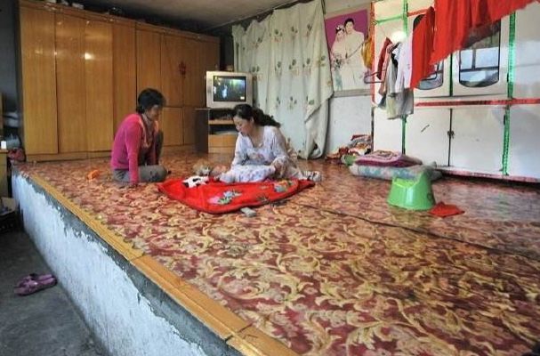 东北一家人住在一个炕上 那夫妻怎么生活 新婚夫妇 人越多越好 腾讯网