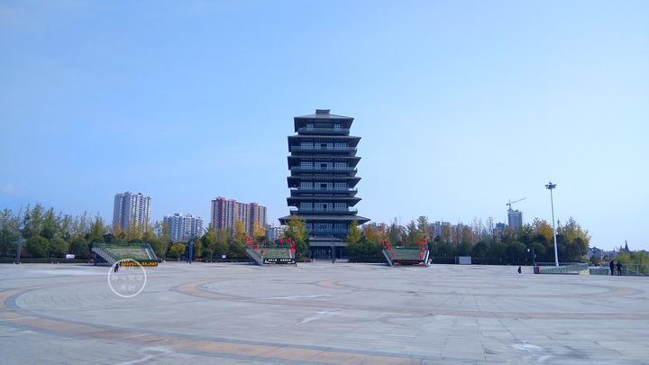 安静的沔水湾广场,像是另一种沉静的水面,高塔矗立出一种寂寞.