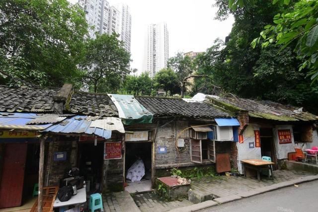 重庆一处城中村:房屋破旧,杂草丛生,却迟迟等不到拆迁改造