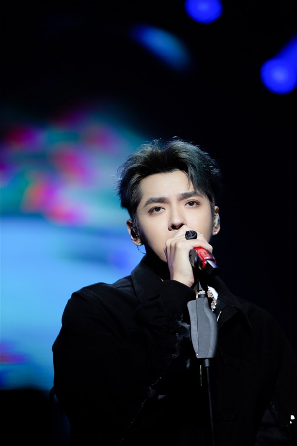 《im outcha remix》,随后吴亦凡带来了他作词作曲并制作的《破晓》