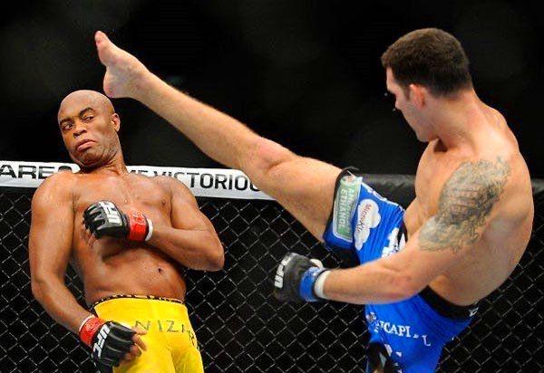 ufc162中,"蜘蛛"席尔瓦面对魏德曼的进攻,没有选择抱头防守,而是选择