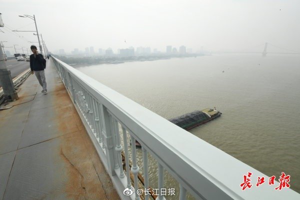 武汉长江大桥受损护栏修缮完工