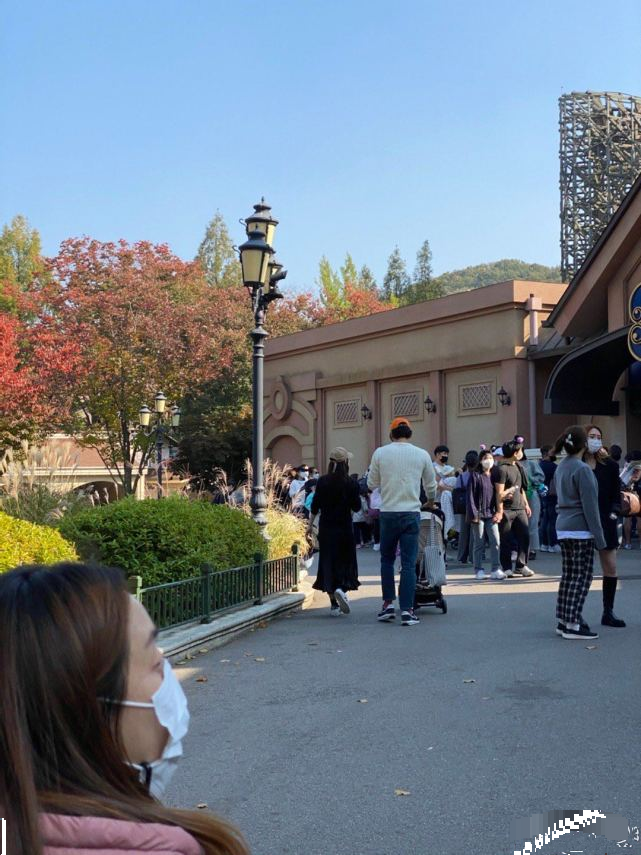 金泰希|偶遇金泰希夫妇带娃现身乐园，Rain单手推婴儿车爸爸力十足