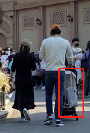 金泰希|偶遇金泰希夫妇带娃现身乐园，Rain单手推婴儿车爸爸力十足