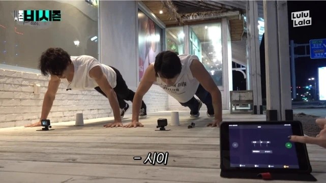 金泰希|偶遇金泰希夫妇带娃现身乐园，Rain单手推婴儿车爸爸力十足