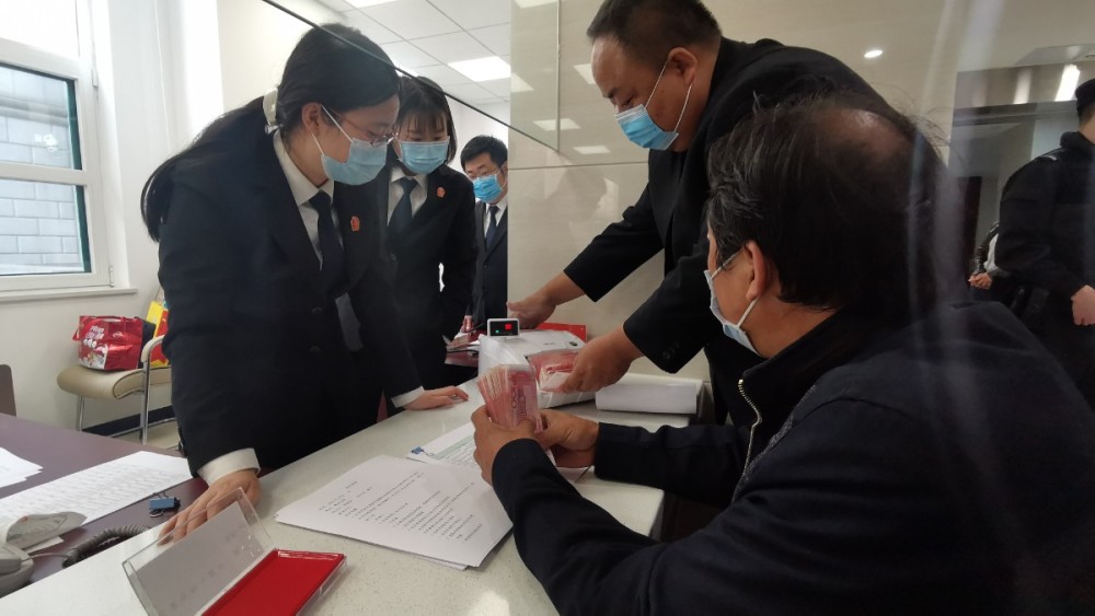 张海涛|拿到钱了！驾校55名职工被拖欠工资，法院强制执行维护权益