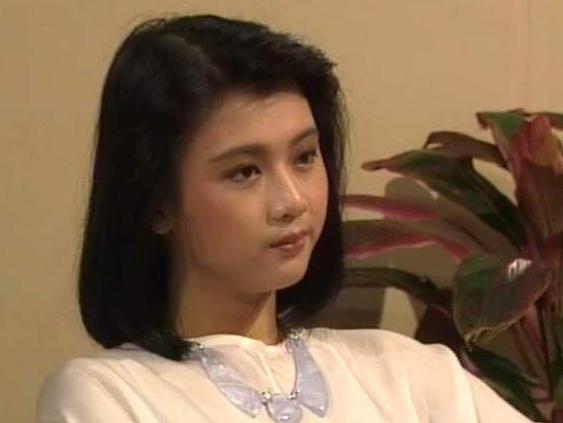 24岁时陈莉萍出演《早安老师》中"哎哟哟"老师一角走红,长相秀美的她