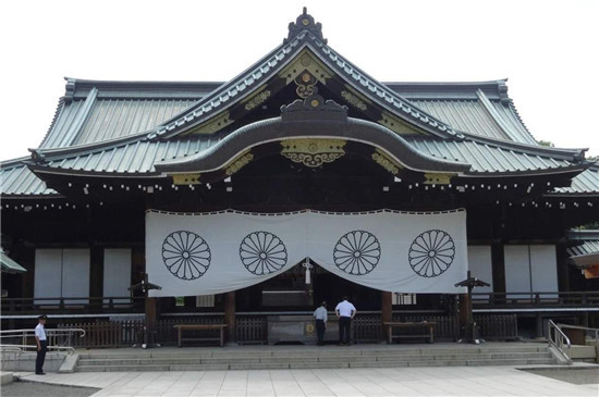 正赶上靖国神社秋祭,不参拜他怕得罪国内右翼势力,参拜又怕被周边国家