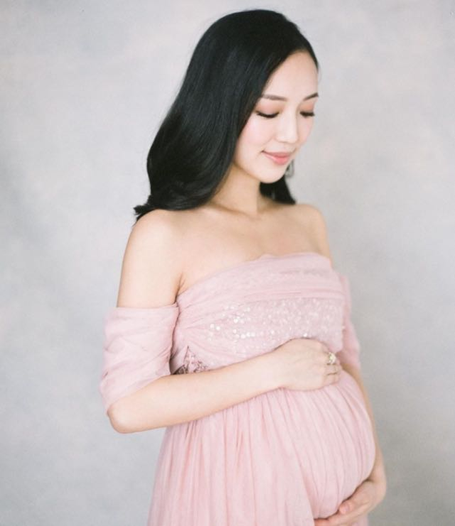 霍咏诗|霍启刚堂妹霍咏诗晒孕照，肚大如箩四肢纤瘦，手捧孕肚满满母爱
