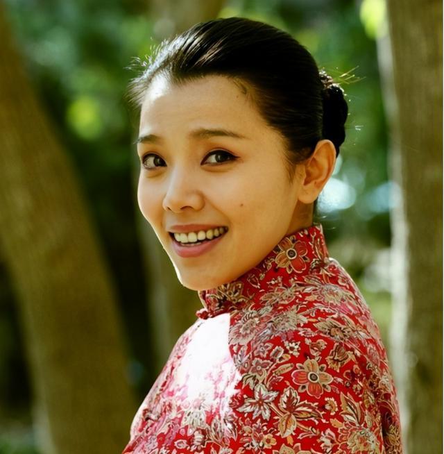 她是《甄嬛传》丽嫔,丈夫去世后难走出情伤,守寡6年仍戴婚戒