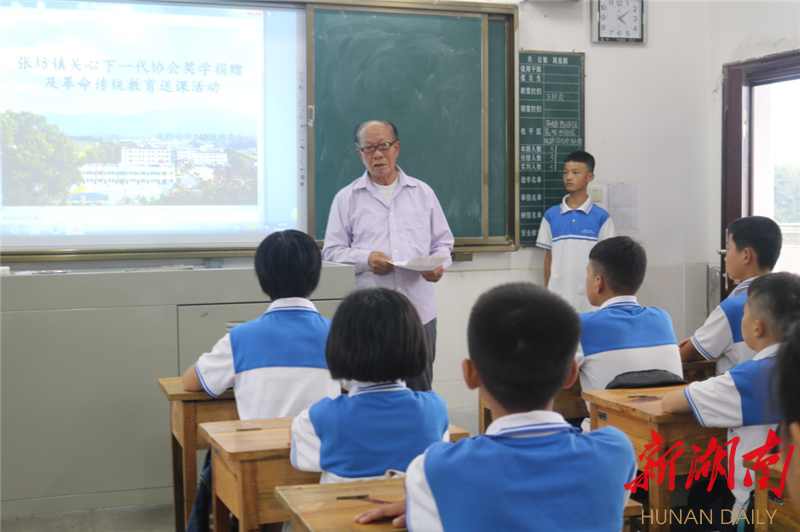 自2016年开始,吉仕杰还主动担当"五老志愿者,定期到张坊中学各个班级