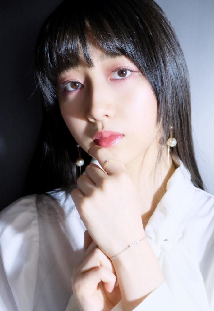 工藤静香|50岁工藤静香针织帽搭卫衣，手插兜单膝跪地帅气；木村光希剪刘海像姐姐