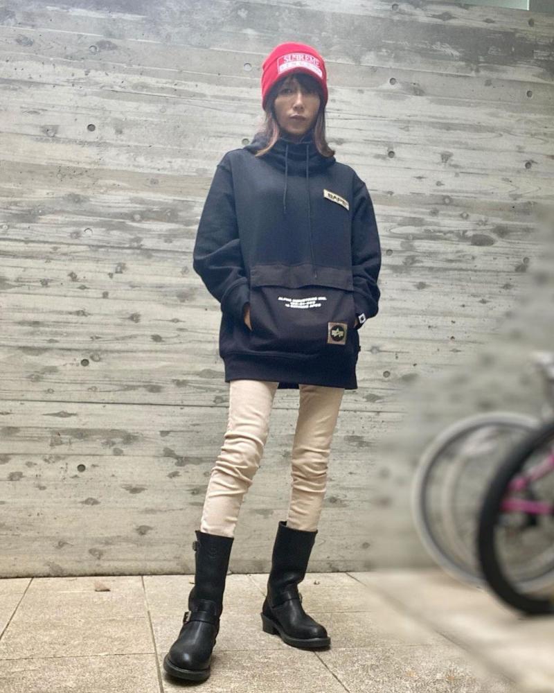 工藤静香|50岁工藤静香针织帽搭卫衣，手插兜单膝跪地帅气；木村光希剪刘海像姐姐