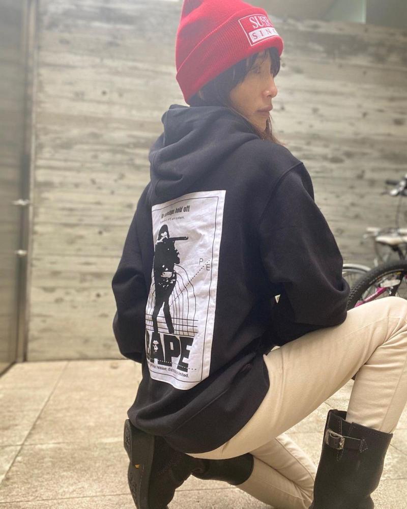 工藤静香|50岁工藤静香针织帽搭卫衣，手插兜单膝跪地帅气；木村光希剪刘海像姐姐