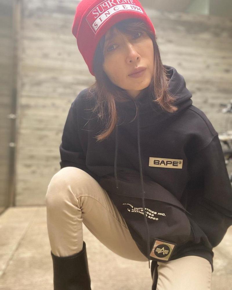 工藤静香|50岁工藤静香针织帽搭卫衣，手插兜单膝跪地帅气；木村光希剪刘海像姐姐