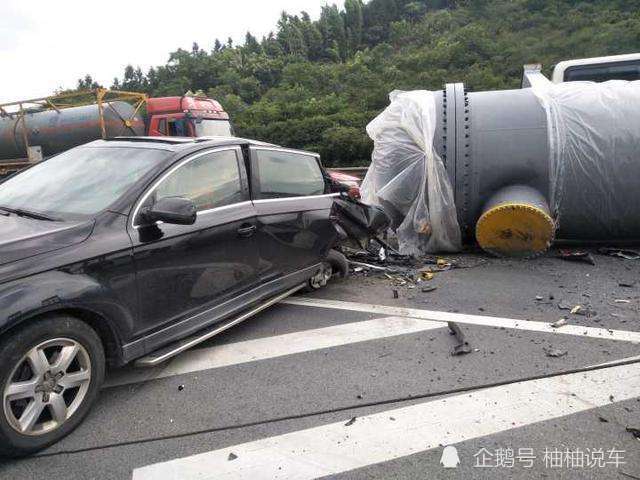 在超越视频车以后,又进行疯狂的急刹,变道来恶心