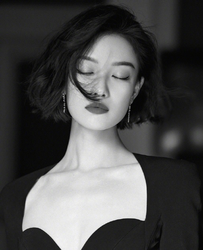 倪妮黑白大片更显气质.倪妮举手投足间都是美丽复古女人味.